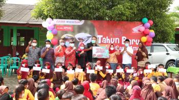 Tunas Give Back : Berikan Beasiswa Hingga Perlengkapan Sekolah ke SDN 1 dan PAUD Sukanegara Tanjung Bintang